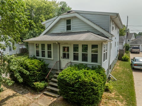 Photo of 1331 E Saveland Ave, Milwaukee, WI 53207 (MLS # 1972320)