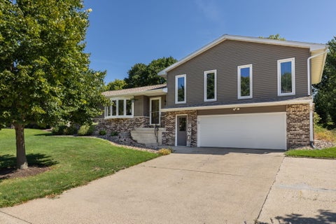 Photo of 1024 Park Ridge Dr, Onalaska, WI 54650 (MLS # 1980371)