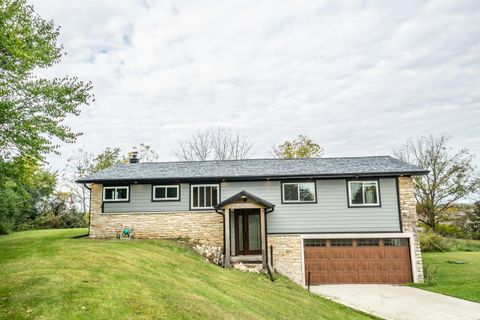 Photo of W215N5363 Ada Ct, Menomonee Falls, WI 53051 (MLS # 1940177) Photo of W215N5363 Ada Ct, Menomonee Falls, WI 53051 (MLS # 1940177)