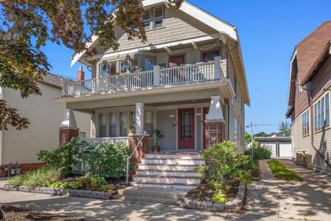 Photo of 1845 N Warren Ave, Milwaukee, WI 53202 (MLS # 1955574)