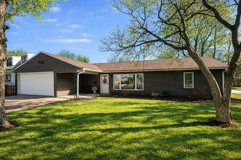 Photo of 805 N Oakwood Ave, Oconomowoc, WI 53066 (MLS # 1950594)
