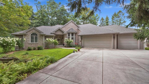Photo of 404 Ledgewood Dr, Fond Du Lac, WI 54937 (MLS # 1976341)