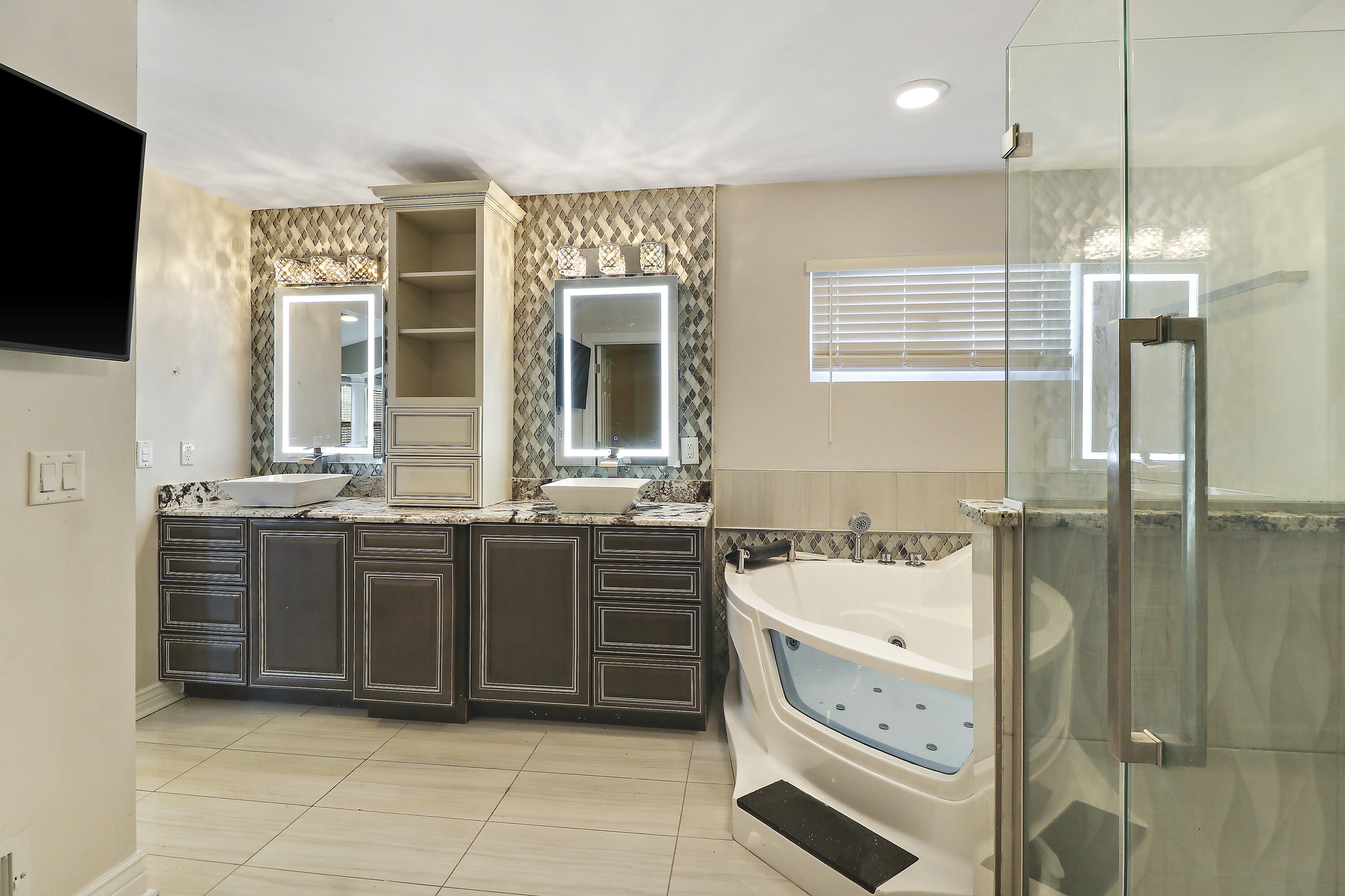 Kenosha, Wisconsin 53142, United States, 6 Bedrooms Bedrooms, ,5 BathroomsBathrooms,Residential,Active,27147