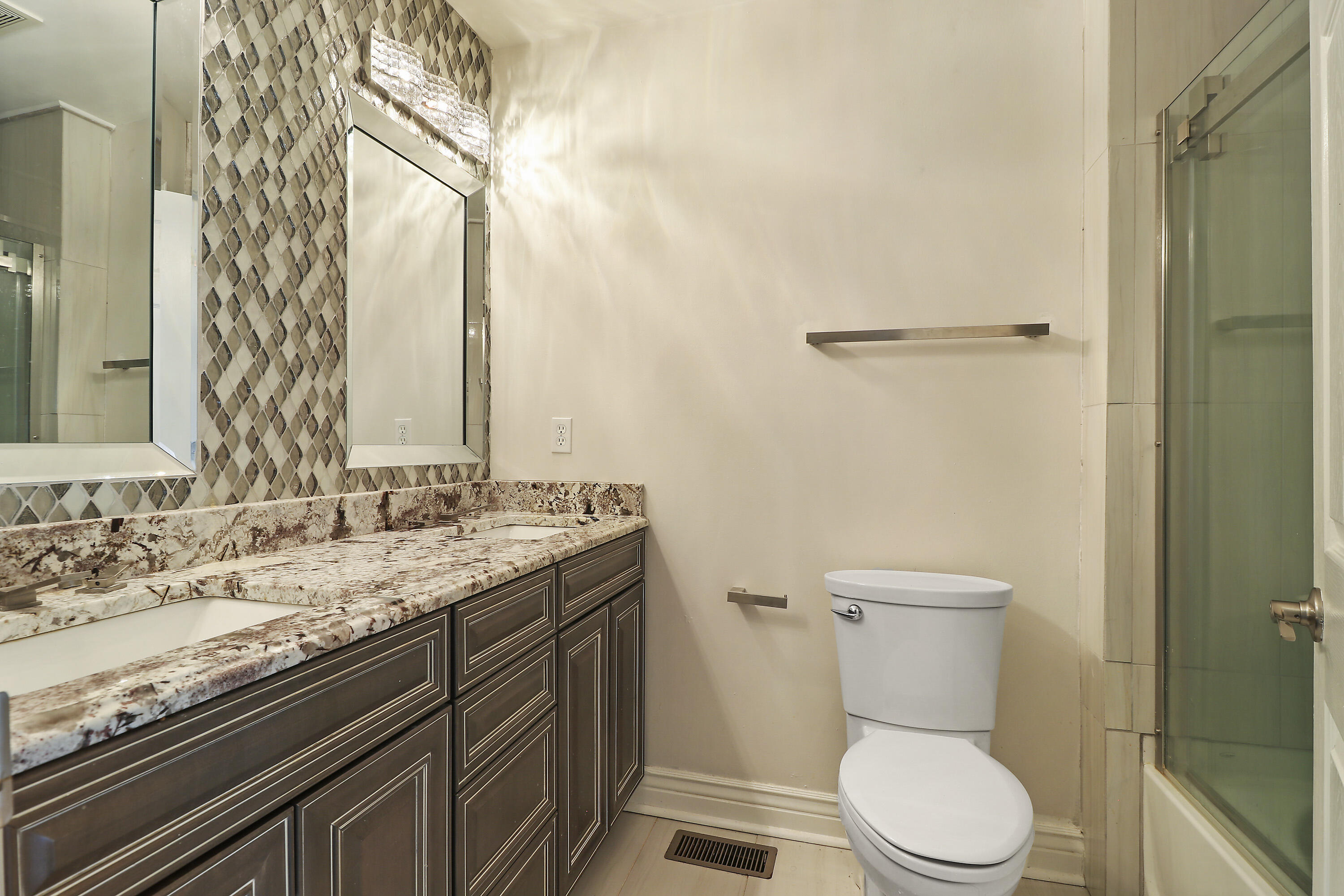 Kenosha, Wisconsin 53142, United States, 6 Bedrooms Bedrooms, ,5 BathroomsBathrooms,Residential,Active,27147