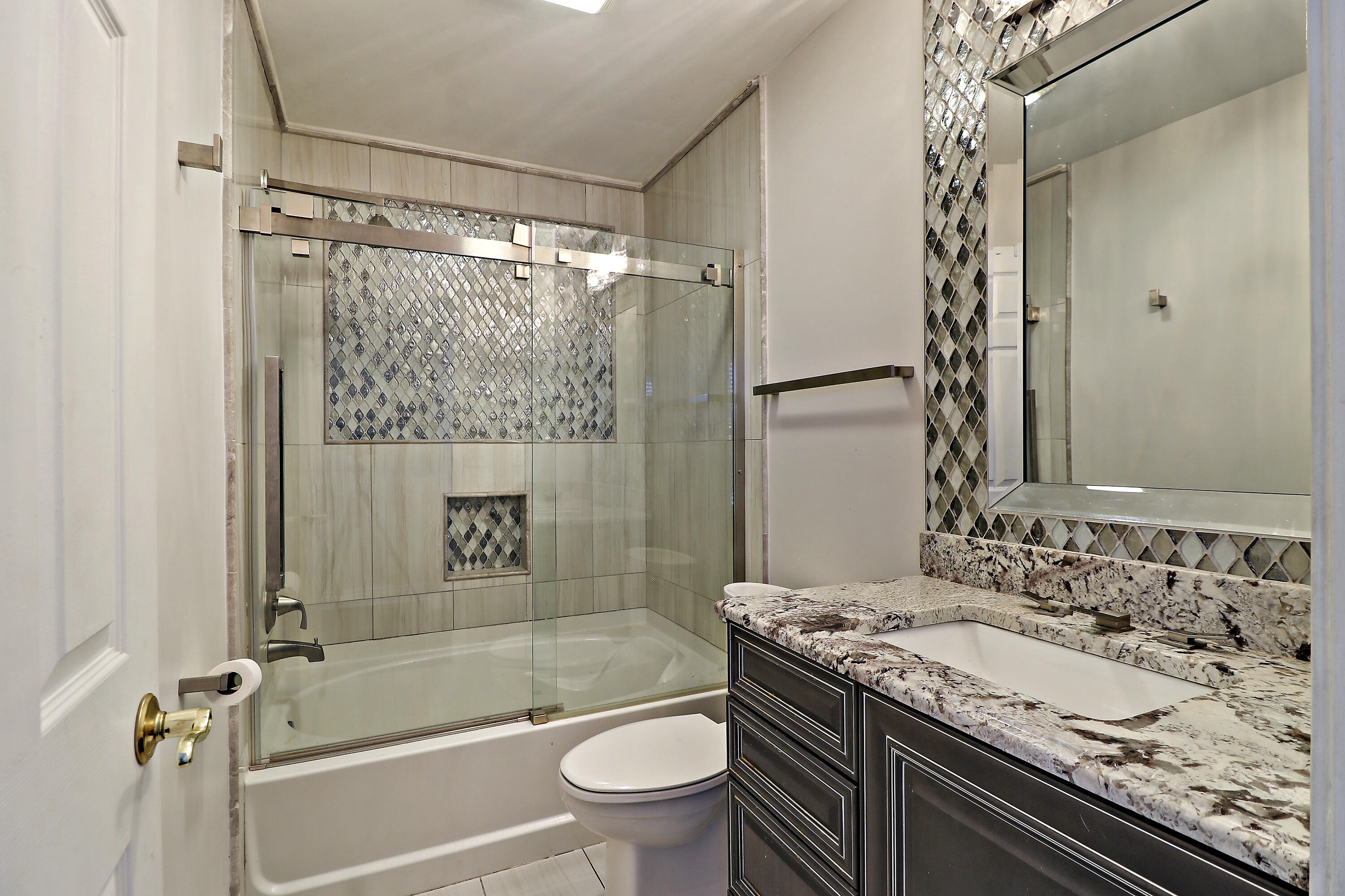 Kenosha, Wisconsin 53142, United States, 6 Bedrooms Bedrooms, ,5 BathroomsBathrooms,Residential,Active,27147