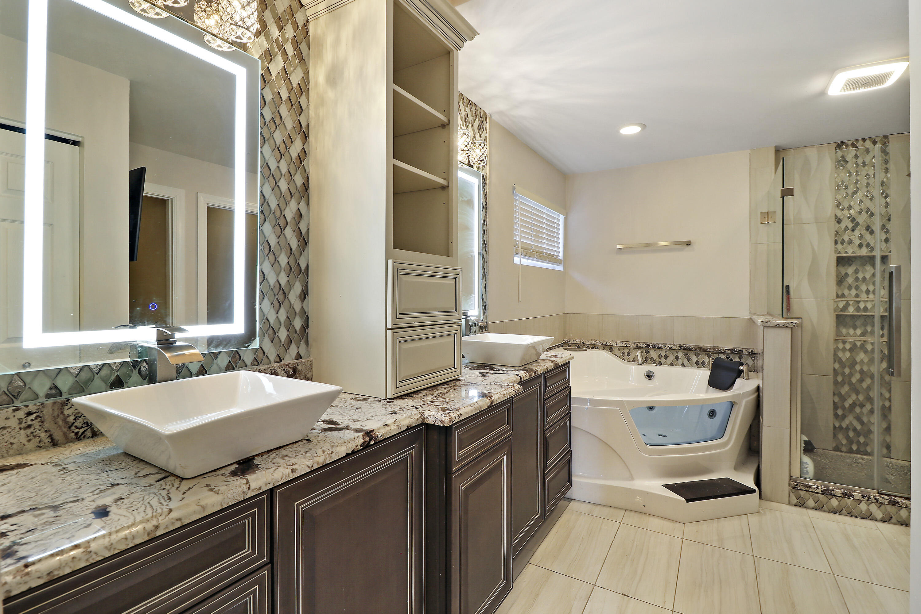 Kenosha, Wisconsin 53142, United States, 6 Bedrooms Bedrooms, ,5 BathroomsBathrooms,Residential,Active,27147