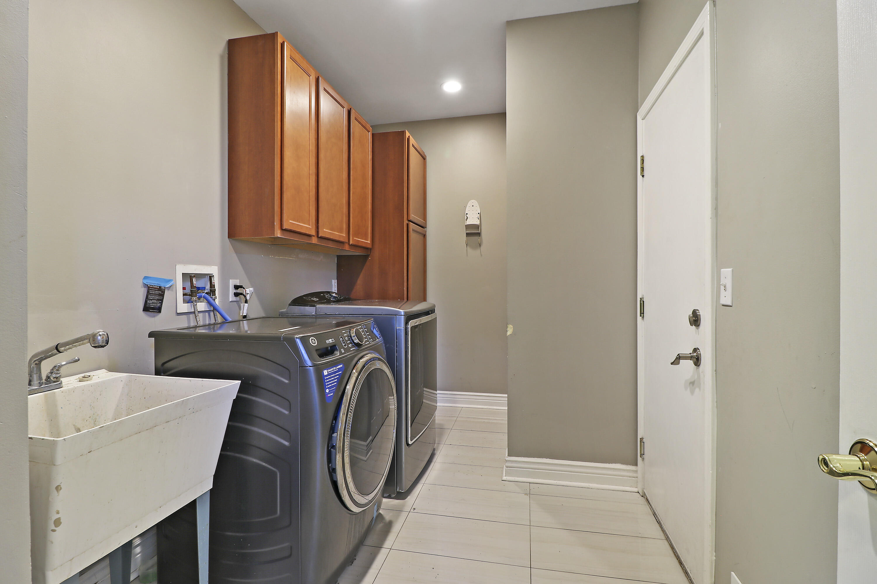 Kenosha, Wisconsin 53142, United States, 6 Bedrooms Bedrooms, ,5 BathroomsBathrooms,Residential,Active,27147