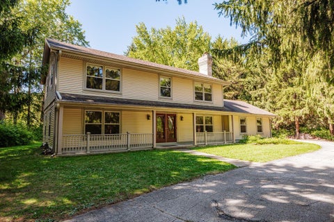 Photo of S67W24425 Skyline Ave, Vernon, WI 53189 (MLS # 1975619)