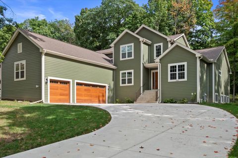 Photo of 2000 Kathlynn Ct, Brookfield, WI 53045 (MLS # 1948306)