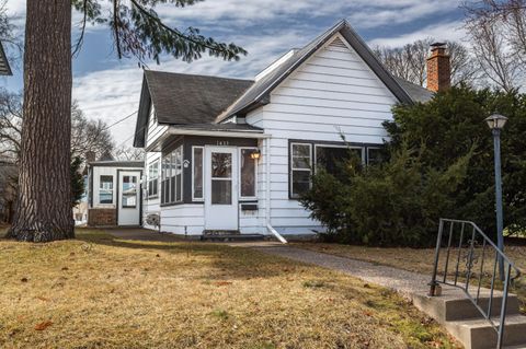 Photo of 1433 Kane St, La Crosse, WI 54603 (MLS # 1953544)