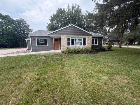 Photo of 1726 E Washington St, West Bend, WI 53095 (MLS # 1981029)
