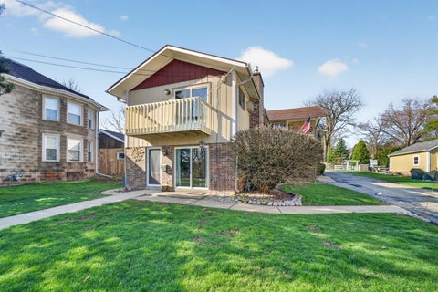 Photo of 445 W Chestnut St, Burlington, WI 53105 (MLS # 1980458)