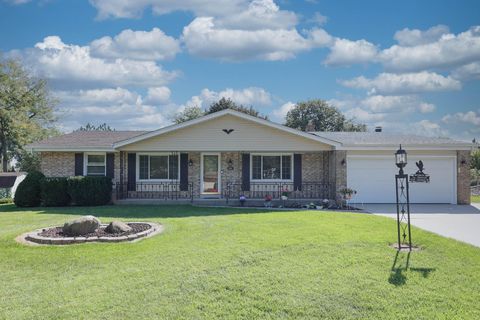 Photo of 15035 W Kingsway Dr, New Berlin, WI 53151 (MLS # 1947547)