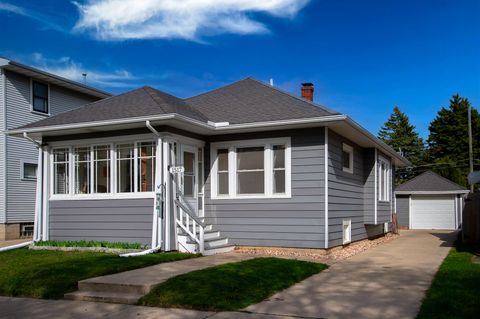 Photo of 1517 West Lawn Ave, Racine, WI 53405 (MLS # 1963070)