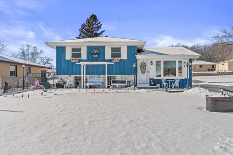 Photo of 7485 S Highfield Ct, Oak Creek, WI 53154 (MLS # 1947838)