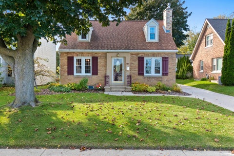 Photo of 1132 N 15th St, Manitowoc, WI 54220 (MLS # 1983959)