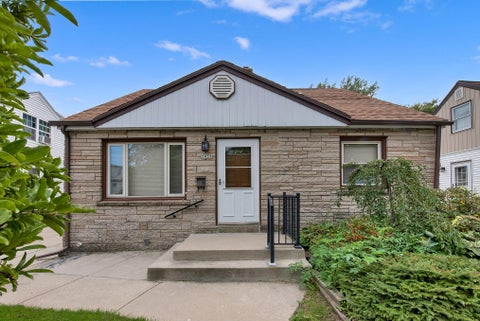 Photo of 2923 E Cudhy Ave, Saint Francis, WI 53235 (MLS # 1982235)