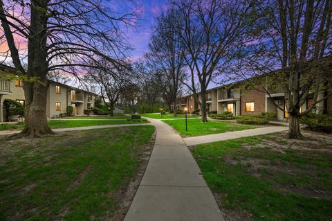 Photo of 1654 S Carriage Ln, New Berlin, WI 53151 (MLS # 1960146)