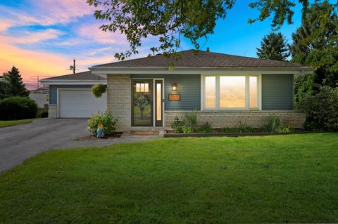 Photo of N94W16667 Cumberland Rd, Menomonee Falls, WI 53051 (MLS # 1935538)