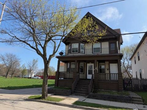 Photo of 623 W Clarke St, Milwaukee, WI 53212 (MLS # 1959997)