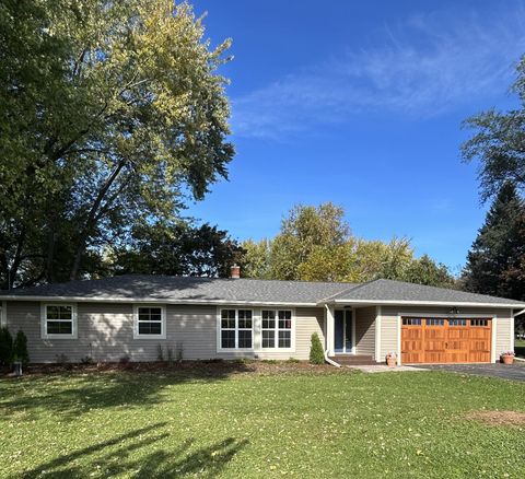 Photo of N35 W28682 Old North Shore Dr, Delafield, WI 53072 (MLS # 1940870)