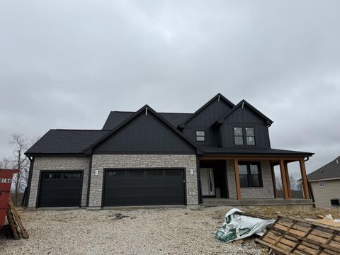 Photo of N66W21485 Sagebrush Dr, Menomonee Falls, WI 53051 (MLS # 1950613)