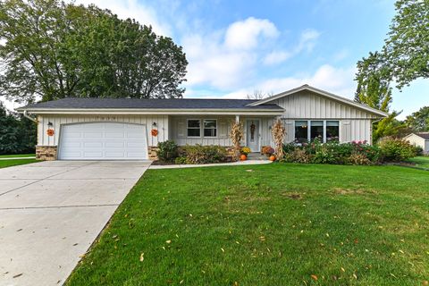 Photo of 7639 S 73rd St, Franklin, WI 53132 (MLS # 1939196)