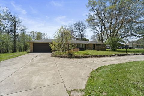 Photo of 1533 W El Rancho Dr, Mequon, WI 53092 (MLS # 1918603)