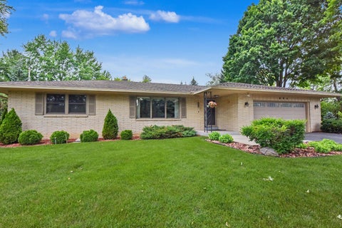 Photo of 895 Copenhill Dr, Brookfield, WI 53186 (MLS # 1969568)