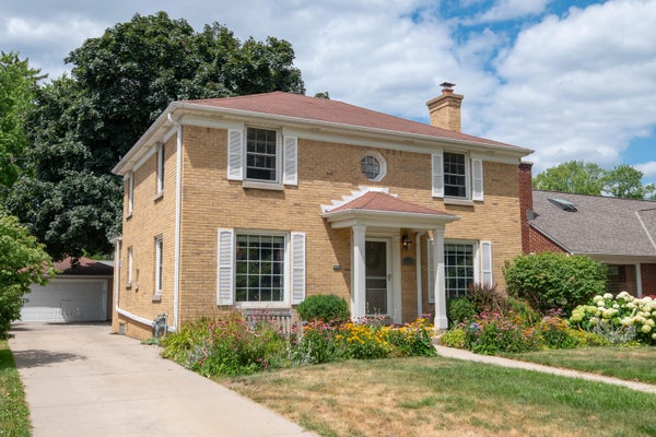2439 N 81ST ST, WAUWATOSA, WI 53213 - Image d04bd515f9b299ade3cf053b049a4f3e/2171454751