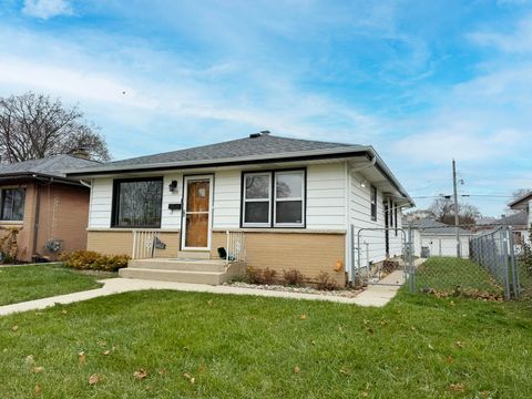 Photo of 5870 N 75th St, Milwaukee, WI 53218 (MLS # 1943753)