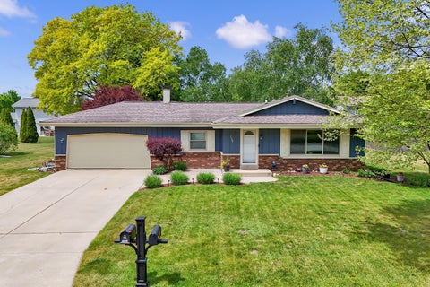 Photo of 7527 S 73rd St, Franklin, WI 53132 (MLS # 1964644)