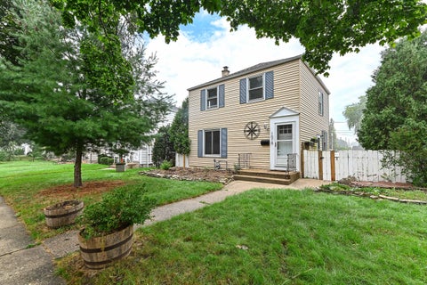 Photo of 1018 E Wilbur Ave, Milwaukee, WI 53207 (MLS # 1981428)