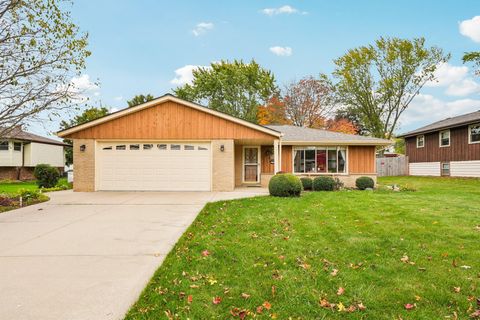 Photo of 1731 Mackinac Ave, South Milwaukee, WI 53172 (MLS # 1940367) Photo of 1731 Mackinac Ave, South Milwaukee, WI 53172 (MLS # 1940367)