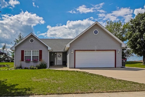 Photo of 524 Parkview Dr, Johnson Creek, WI 53038 (MLS # 1976721)