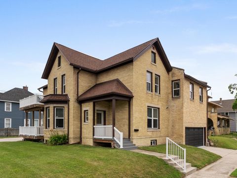 Photo of 818 N 6th St, Manitowoc, WI 54220 (MLS # 1969299)