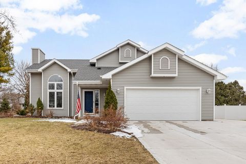 Photo of 233 Sunnyhill Ln, Oconomowoc, WI 53066 (MLS # 1952627)
