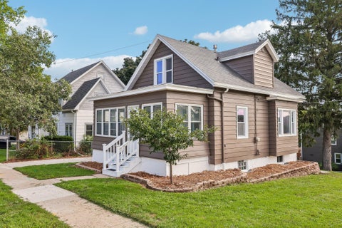 Photo of 201 N Concord Ave, Watertown, WI 53094 (MLS # 1977430)