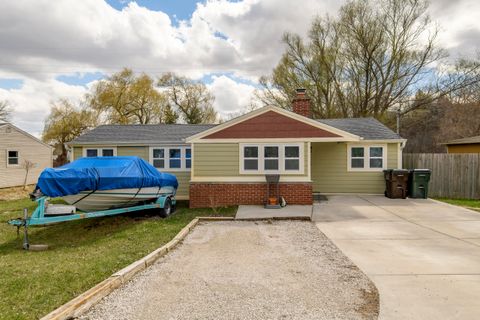 Photo of S103W30215 Lakeside Dr, Mukwonago, WI 53149 (MLS # 1956984)