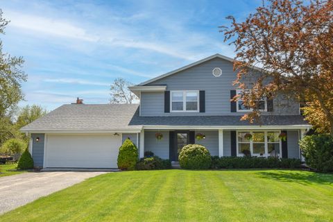 Photo of 2617 W Hyacinth Ct, Mequon, WI 53092 (MLS # 1917411)