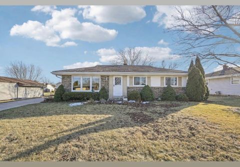 Photo of 395 E OAK Ln, Oak Creek, WI 53154 (MLS # 1950650)