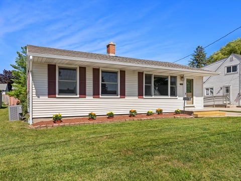 Photo of 1526 S 24th St, Manitowoc, WI 54220 (MLS # 1970321)