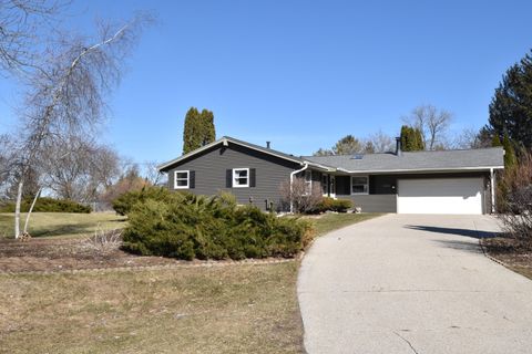 Photo of 2940 Woodland Ct, Richfield, WI 53017 (MLS # 1951024)