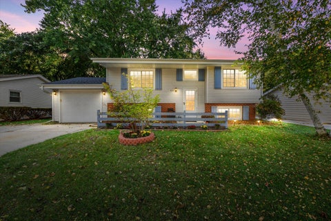 Photo of 622 Clearview Dr, West Bend, WI 53090 (MLS # 1984202)