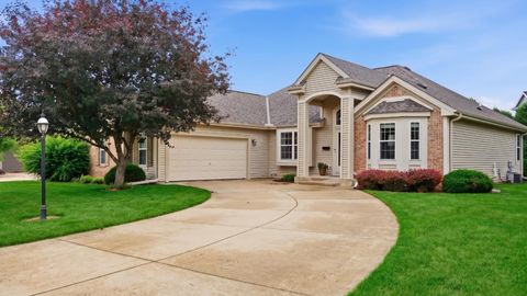 Photo of 268 Lakeridge Dr, Oconomowoc, WI 53066 (MLS # 1968757)