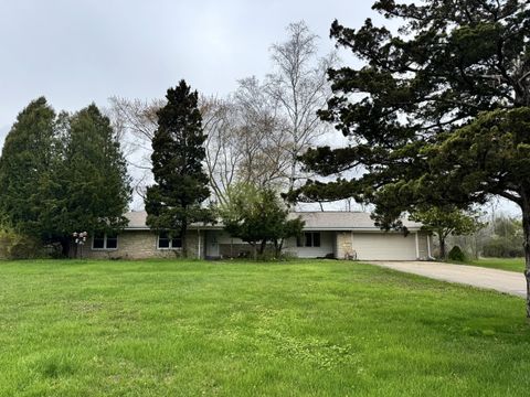 Photo of 8665 N Hawthorne Rd, River Hills, WI 53217 (MLS # 1960247)