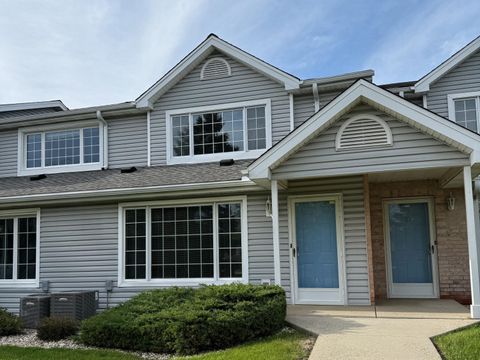 Photo of 10320 W Whitnall Edge Cir, Franklin, WI 53132 (MLS # 1961348)