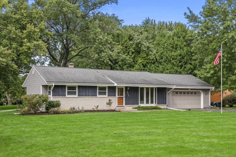 Photo of 3275 S Thornapple Ln, New Berlin, WI 53146 (MLS # 1981462)