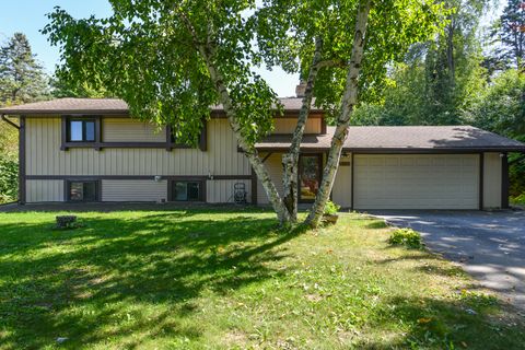 Photo of 5790 S St Andrews Dr, New Berlin, WI 53146 (MLS # 1934959)