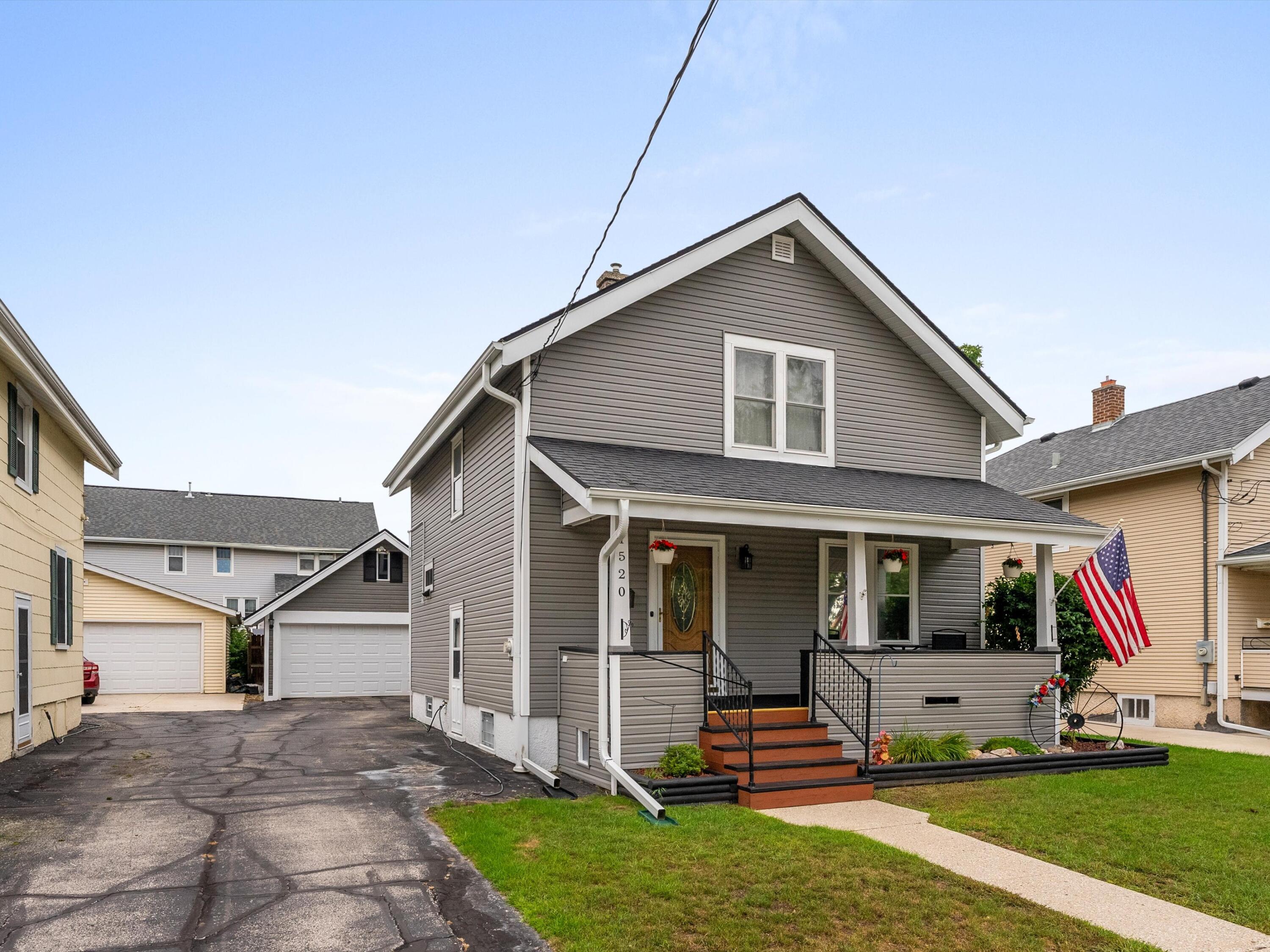 Manitowoc, Wisconsin 54220, United States, 3 Bedrooms Bedrooms, ,2 BathroomsBathrooms,Residential,Active,197315